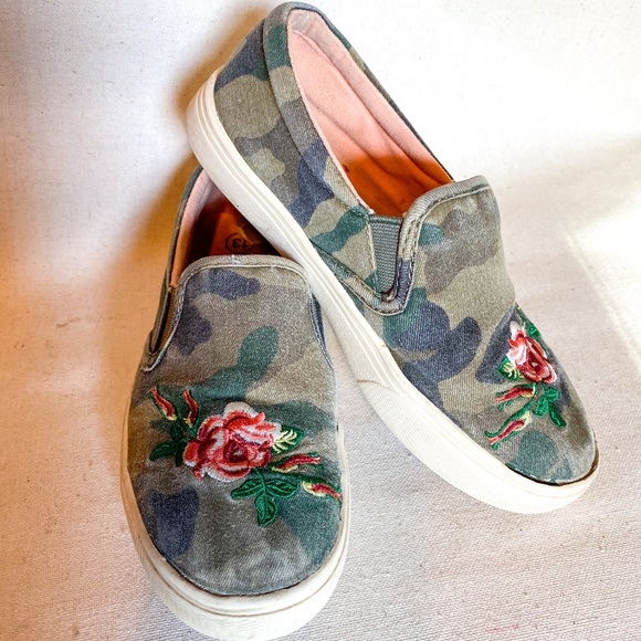 Girls Art Class Camo Embroidered Rose Sneaker - Picture 1 of 4